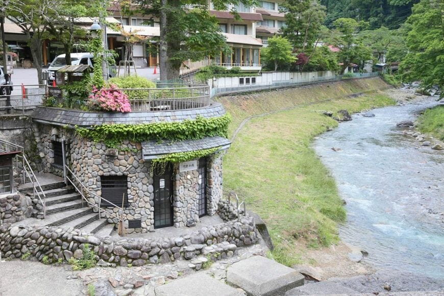四万温泉の旅館街の入り口にある石造りの共同浴場「河原の湯」