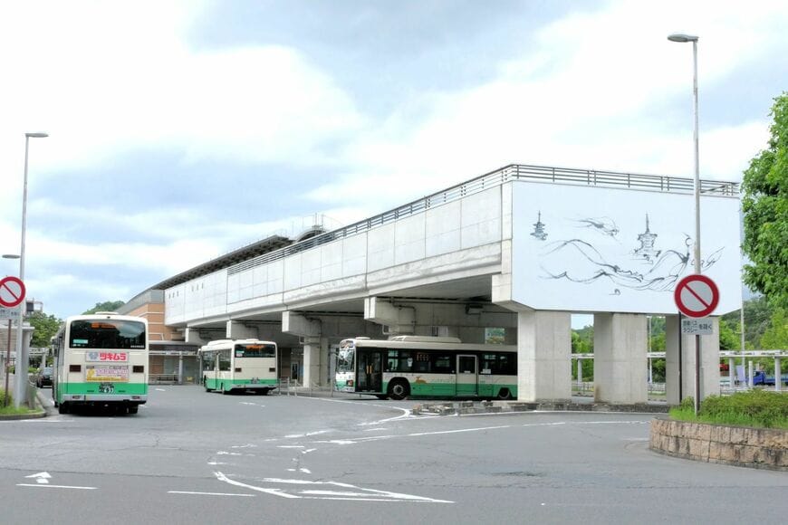 東側には奈良交通バスのターミナル（記者撮影）