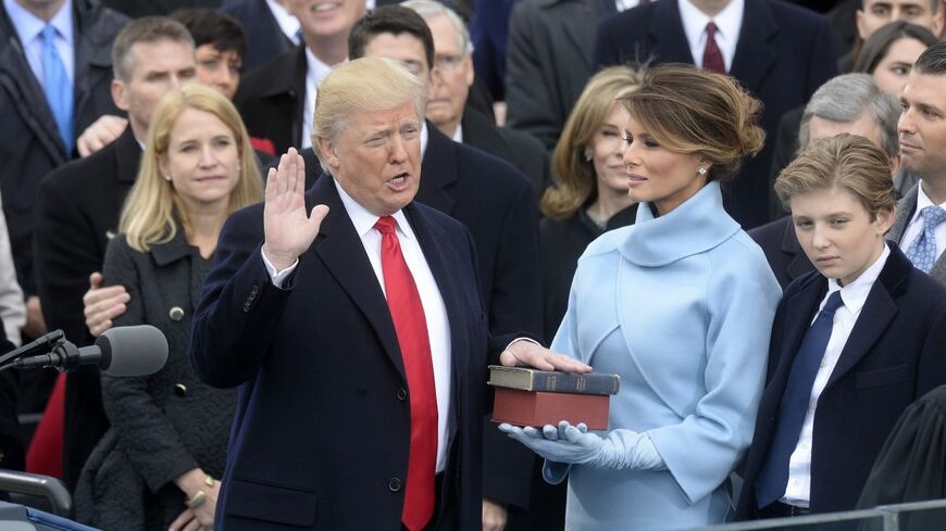 2017年就任式でのトランプ大統領とメラニア夫人。今年は屋内で行われるが、演説では何が語られるのか（写真：Abaca USA/アフロ）