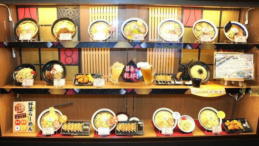 定番商品のサンプルが並んだショーケース