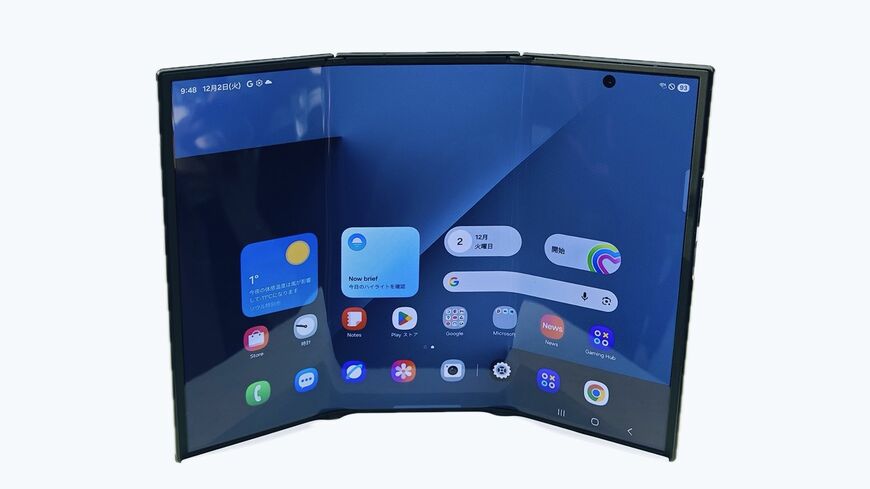 ファーウェイに遅れること約1年、ついにサムスンが3つ折りスマホをリリース（筆者撮影）