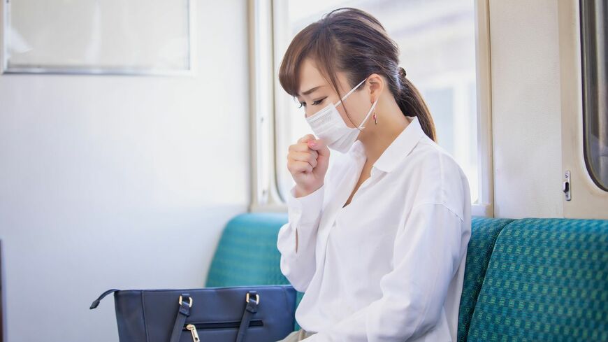 咳をする女性