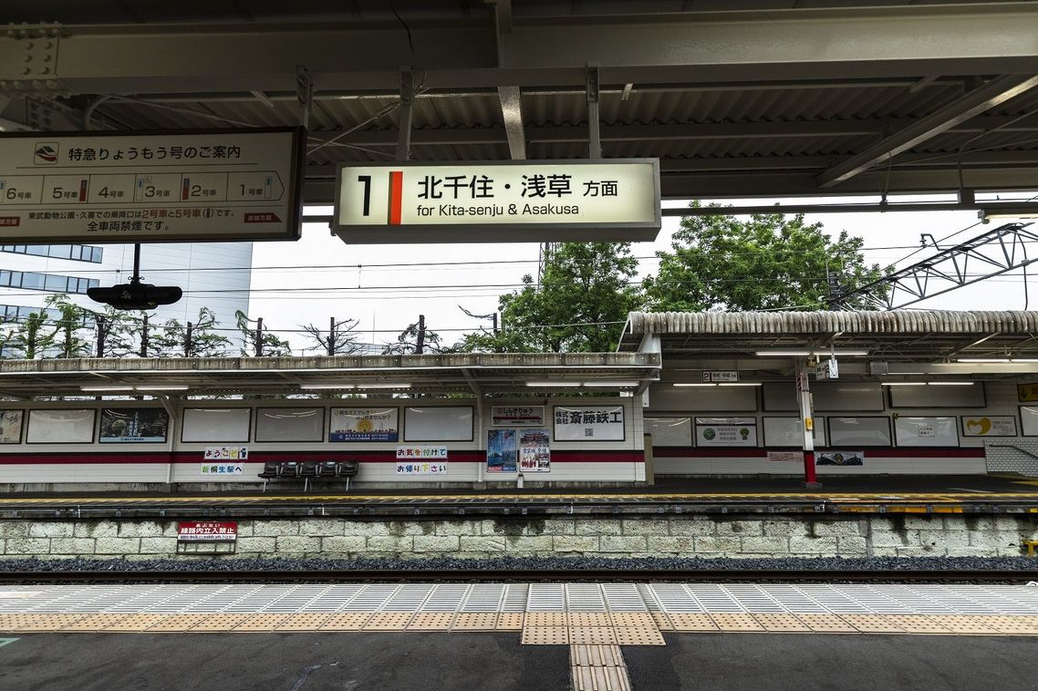 新桐生駅の1番のりばには「北千住・浅草方面」の文字が