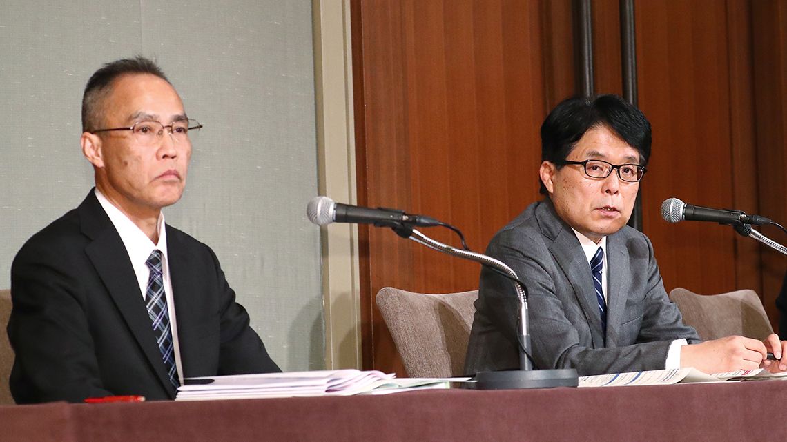 会見する日本郵政の増田寛也社長と衣川和秀日本郵便社長