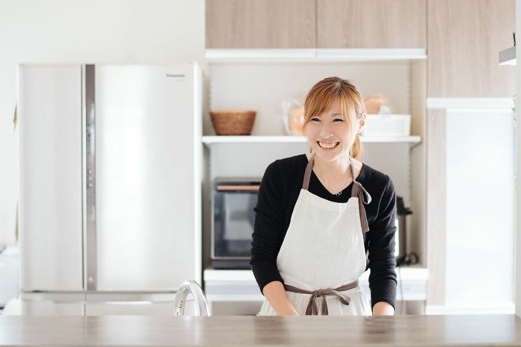 キッチンで楽しげに料理をするあみんさん（写真：週刊女性PRIME編集部）