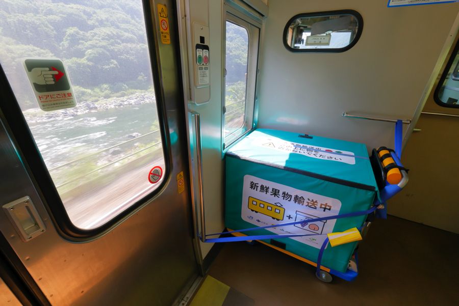 高梁川を車窓に映しつつ、伯備線を行く荷物。 荷物専属の監視者はいない（写真：村上悠太）