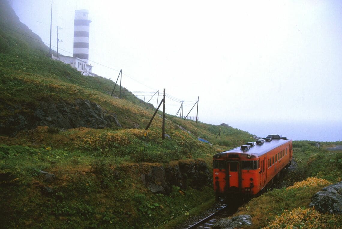 興浜北線の神威岬付近を走る列車（撮影：南正時）