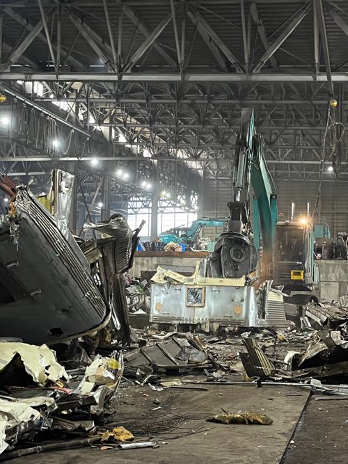 車両解体の様子（写真：日本総合リサイクル）