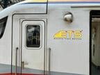 車体側面に入ったETSのロゴ