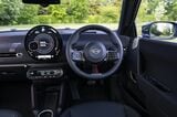 ダッシュボードの物理的スイッチはスターター、ドライブモードセレクター、シフター（とパーキングスイッチ）（写真：MINI）