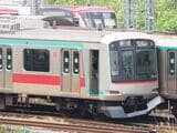 回送列車（5000系5101編成）は前面の排障器が折れ曲がっていた＝2025年10月6日（記者撮影）