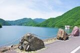 岐阜県・徳山湖（写真：ホーリ / PIXTA）