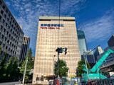 現在のビルの側面は金属パネルになっている（筆者撮影）