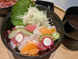 彩り豊かな気まぐれ丼（筆者撮影）