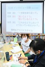 ファシリテーター役がインタビュアーとなり、サイドワーカーに「1学期を振り返って」「よかったこと」「困っていること」「これからどうしたい？」について聞きながらホワイトボードに書いていく