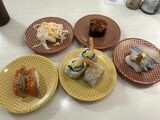 魚べいで注文したメニュー。サイドメニューやフェア商品を含め、計7点で会計は1370円その２