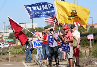 トランプ支持者の怒り｢公約破るなら圧力も｣