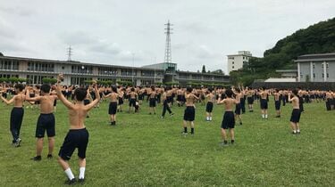 女子　裸　校庭 