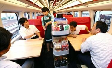 JR九州の客室乗務員は本当に不要なのか 10月から一部列車で車内