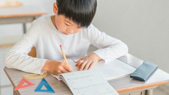 算数の問題を解く小学生の男の子