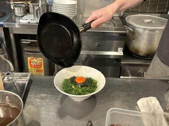 ニラソバを作る様子