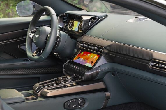 運転席まわりの操作類はだいぶ整理されている（写真：Aston Martin Lagonda）