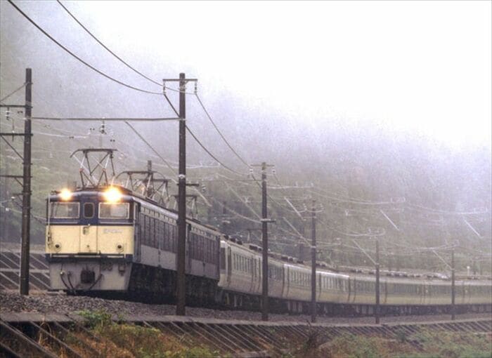 EF63形電気機関車と協調運転で碓氷峠を行く「あさま」