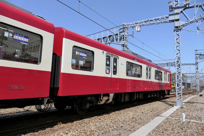 4両編成は両側の先頭車がモーター付き車両だ