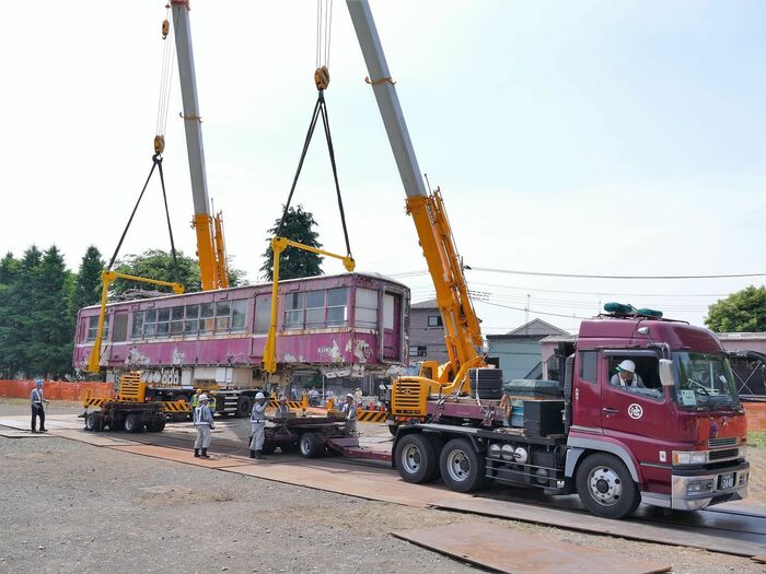 川口市の青木町公園からデハ230形を搬出する作業