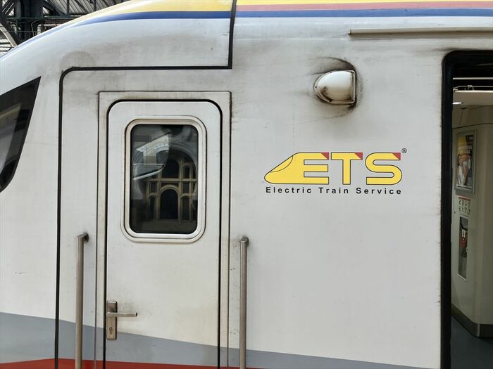 車体側面に入ったETSのロゴ