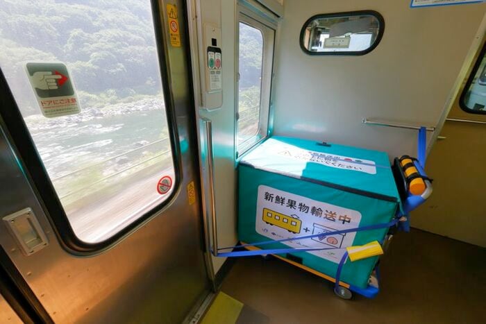 高梁川を車窓に映しつつ、伯備線を行く荷物。 荷物専属の