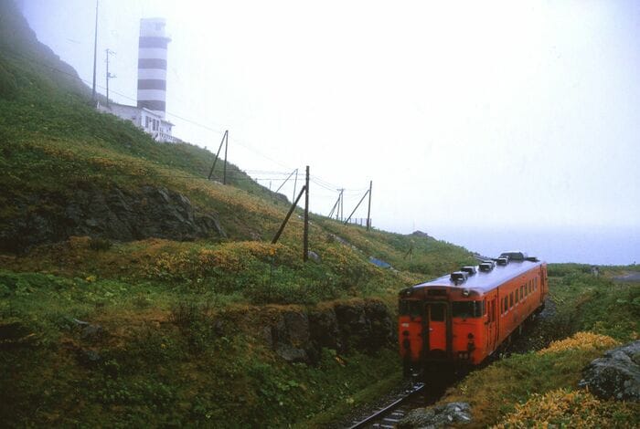 興浜北線の神威岬付近を走る列車
