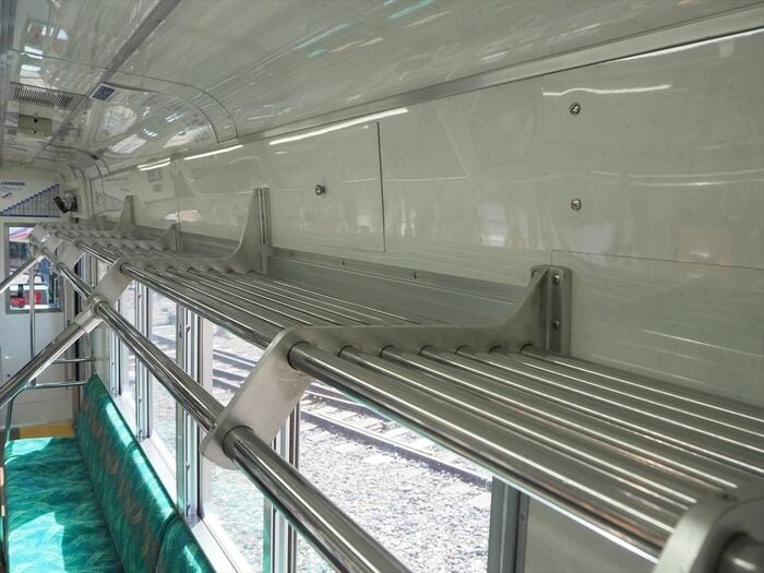 20101号車は荷棚がパイプ状だ