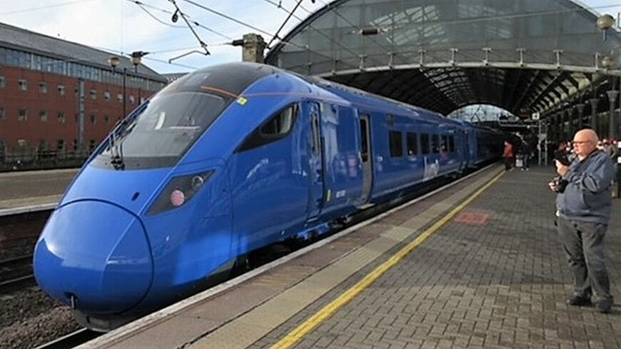 ニューカッスル駅に停車する英国初の格安高速列車「Lumo（ルモ）」の車両（筆者撮影）