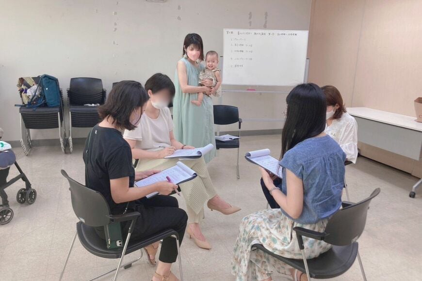 子どもを抱えながらボランティア活動に取り組む前川さん（写真：前川さん提供）