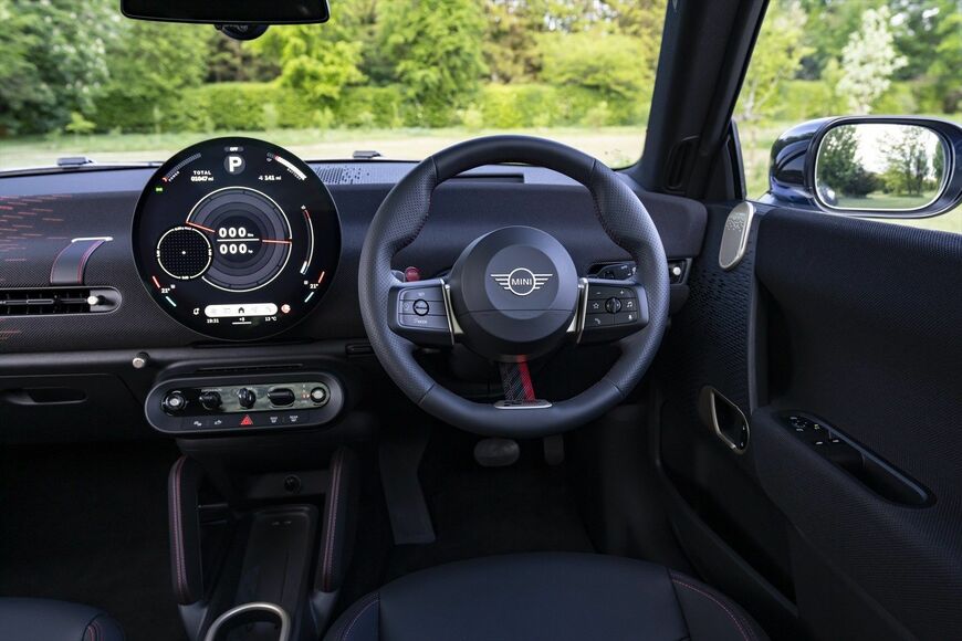 ダッシュボードの物理的スイッチはスターター、ドライブモードセレクター、シフター（とパーキングスイッチ）（写真：MINI）