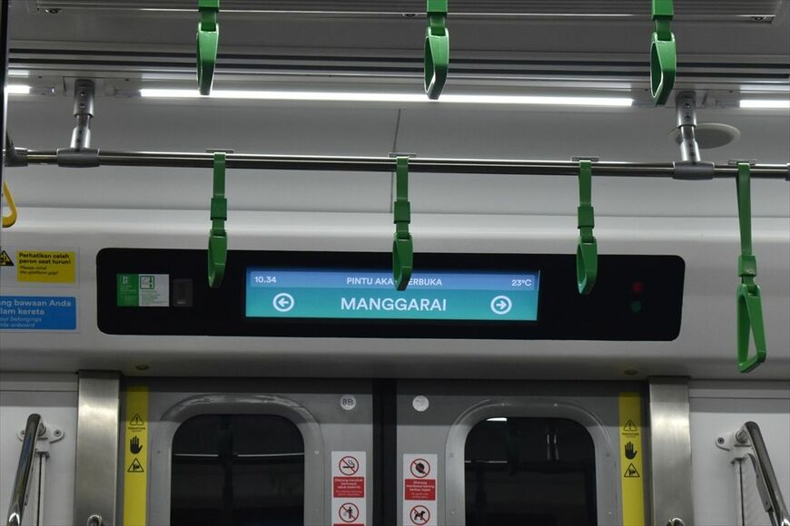 CLI-225型はつり革もE235系を模している（筆者撮影）