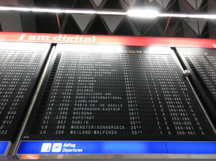 フランクフルト国際空港の巨大な表示板（筆者撮影）