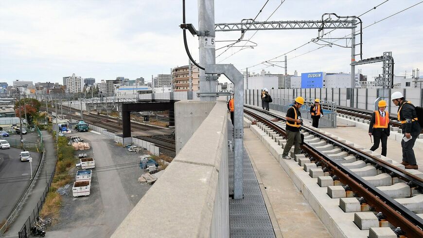 おおさか東線の報道公開の様子。画面左奥に新大阪駅がある＝2018年11月13日（筆者撮影）