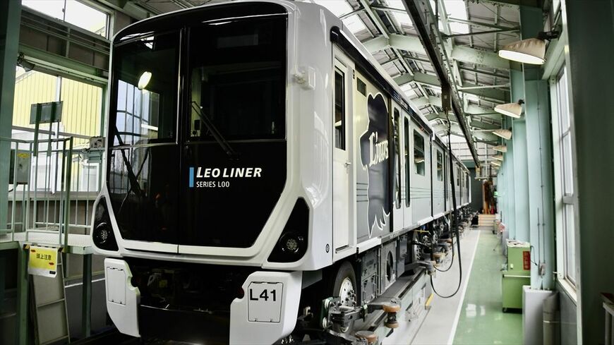 側面に大きく「レオマーク」を描いた西武山口線「レオライナー」の新型車両L00（レオ）系（記者撮影）