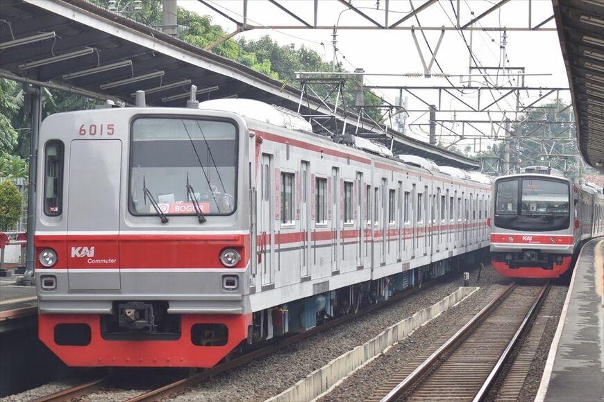 ジャカルタ、元メトロ6000系と京葉線205系のすれ違い