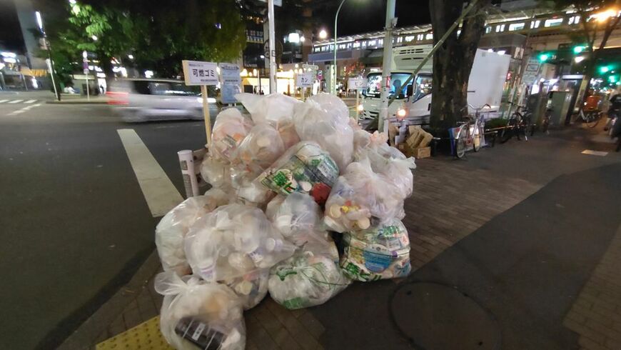 中には「有料ごみ処理券」が貼付されていないごみも（筆者撮影）