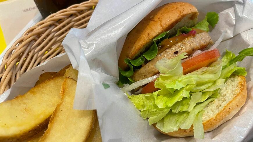 ファストフード店で用意されている植物性パティのハンバーガーを食べ比べた。写真はフレッシュネスバーガーのSOYガーデンサラダバーガー（550円）で、プラス490円を支払えばフライドポテトとドリンクがついたレギュラーセットにすることもできる（筆者撮影）