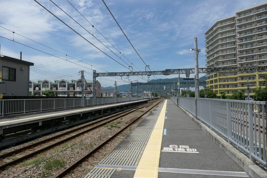 現在の開成駅ホームの新宿方。周辺はマンションや一戸建てが建ち並ぶ（記者撮影）