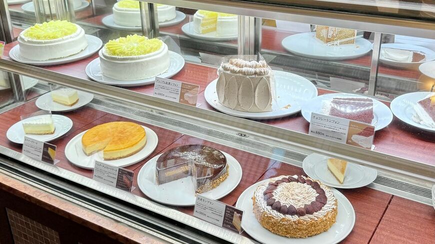 入り口付近のショーケースには自社製ケーキが並ぶ。思わず立ち止まって眺めてしまう。喫茶店でありながら、ケーキ需要も受け止めている（写真：筆者撮影）