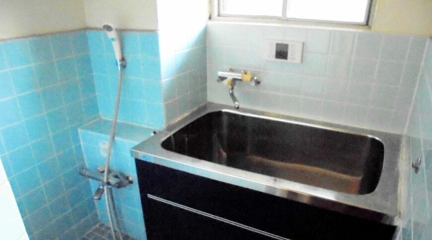 古い住宅は断熱性能が低く、とくに高齢者がヒートショックで亡くなるケースが多い。中でも浴室がその発症現場となっていることが多い（筆者撮影）