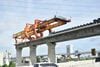 高架橋建設（橋桁運搬）用の移動式特殊クレーン。