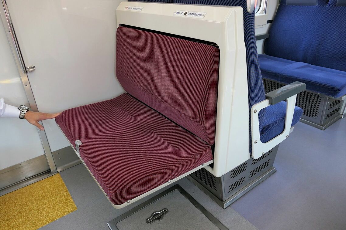 補助いすは手で押し下げて使用する