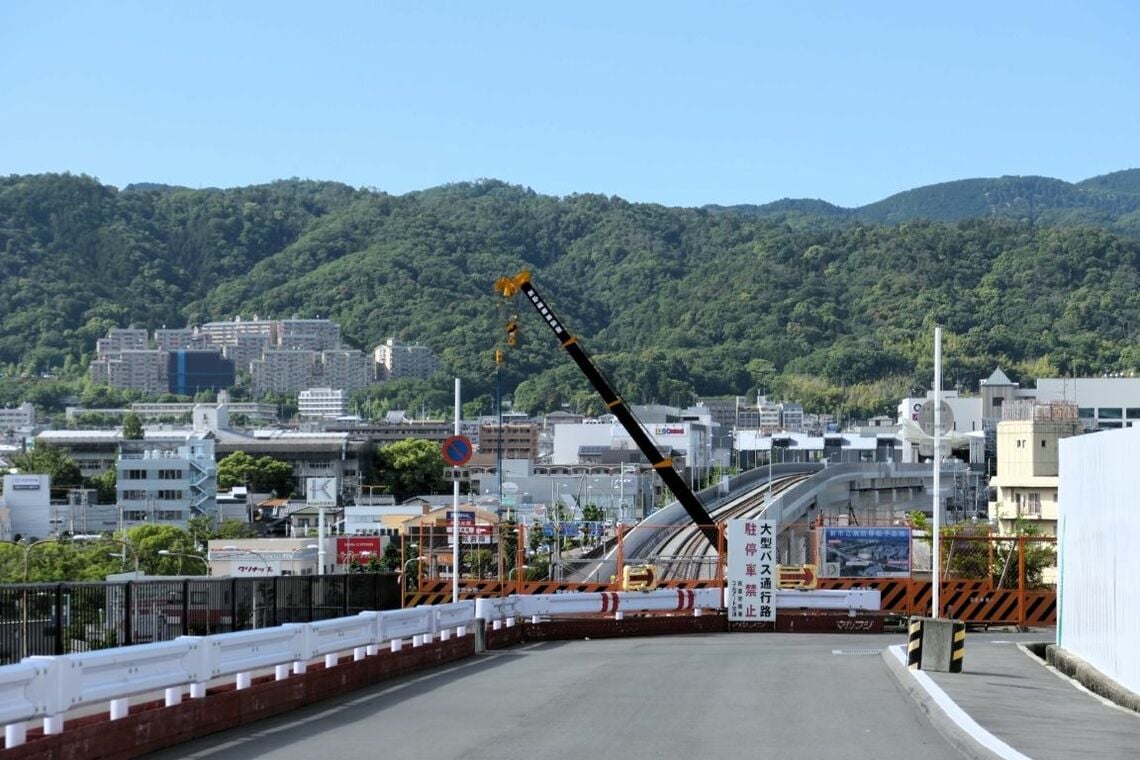 坂を下ると高架区間が見えてくる（記者撮影）