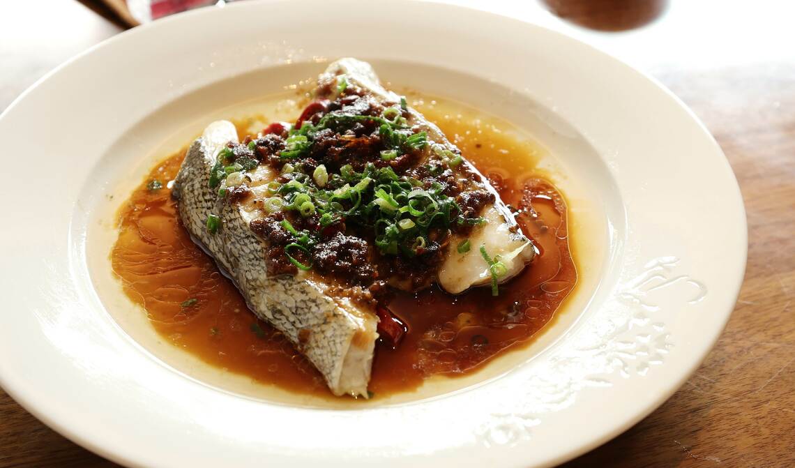 鯛の自家製蒜蓉豆豉醤和え（撮影：尾形文繁）